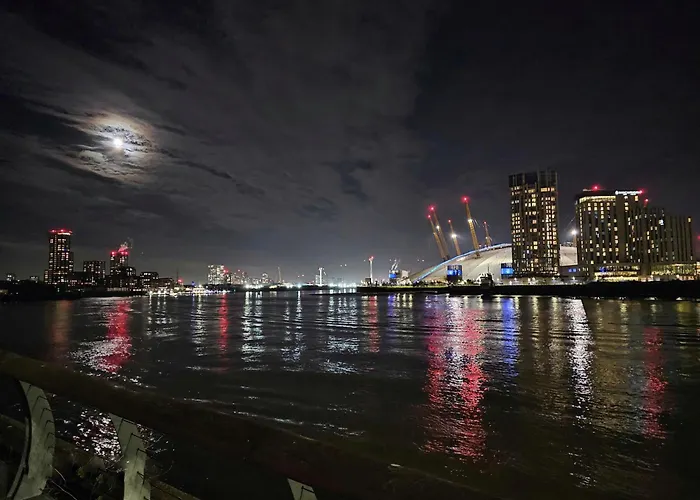 Luxury Apartment In Canary Wharf